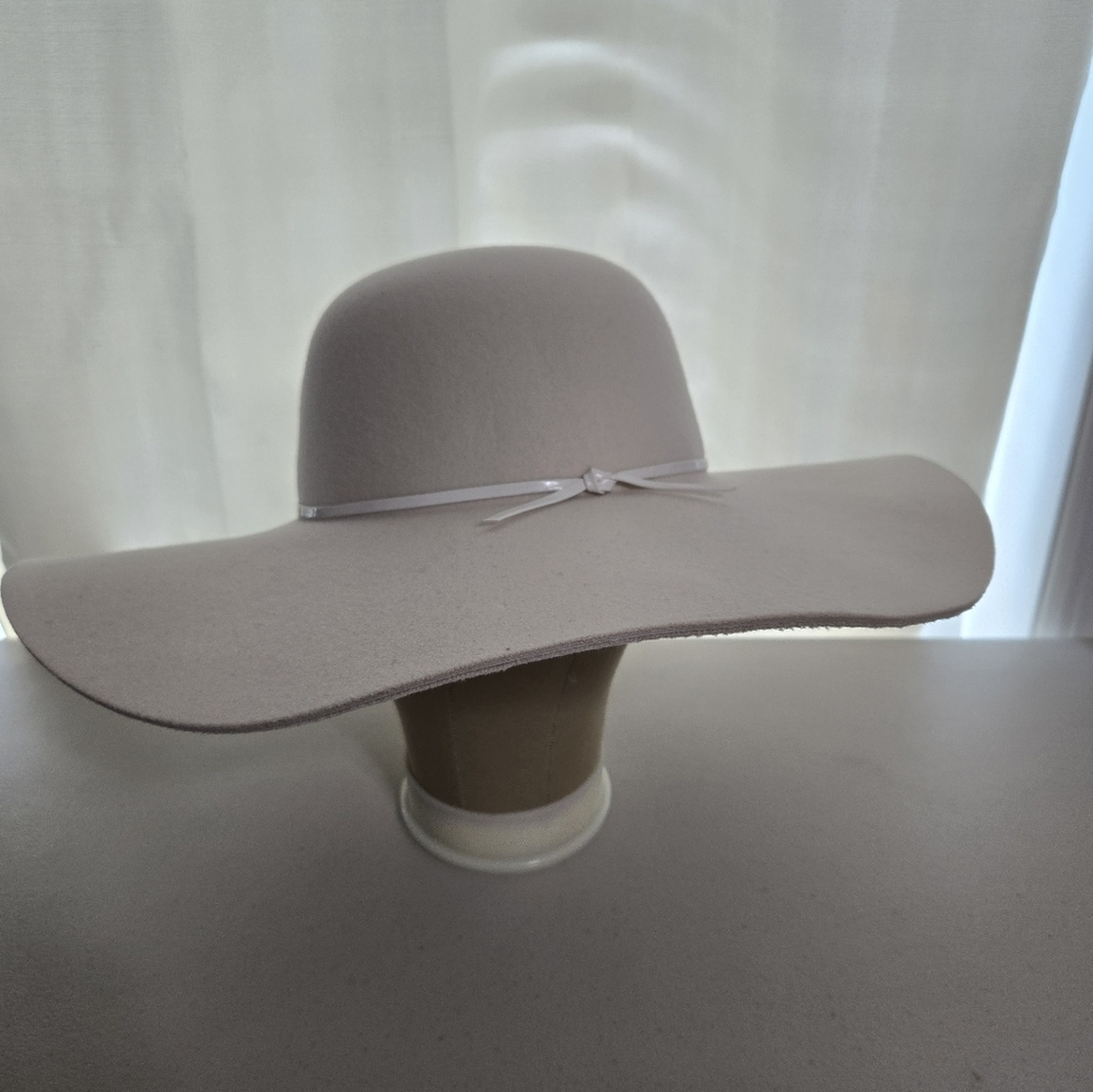 Elegant Cream Felted Sun Hat with a Chic Sleek Design. S/M (53-57cm)